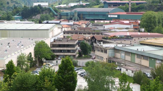 Visto del poligono Landeta, caracterizado por la convivencia de edificios industriales, viviendas y pabellones cerrados.
