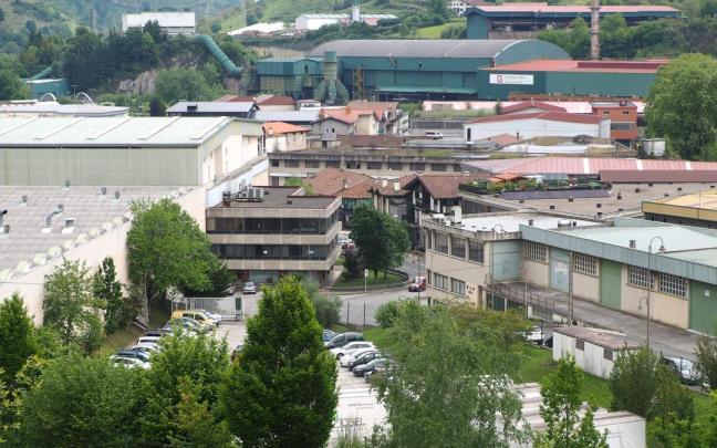 Visto del poligono Landeta, caracterizado por la convivencia de edificios industriales, viviendas y pabellones cerrados.