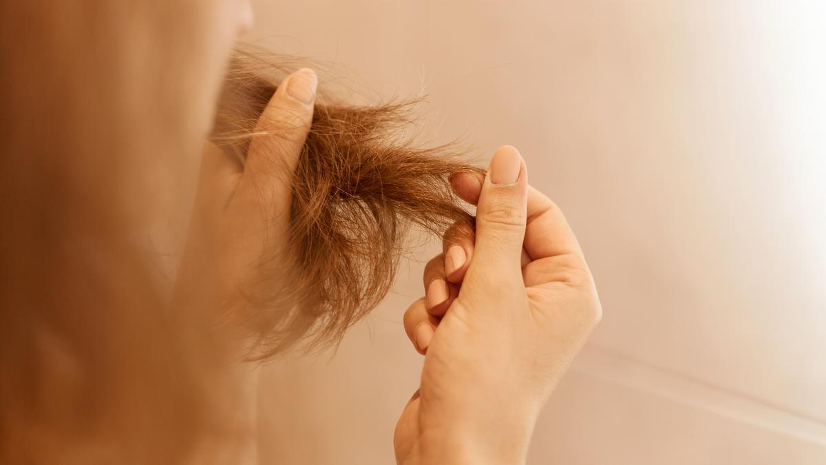 El cortisol es una hormona que se libera como respuesta a altos niveles de ansiedad, y puede afectar de forma directa en la caída del cabello.