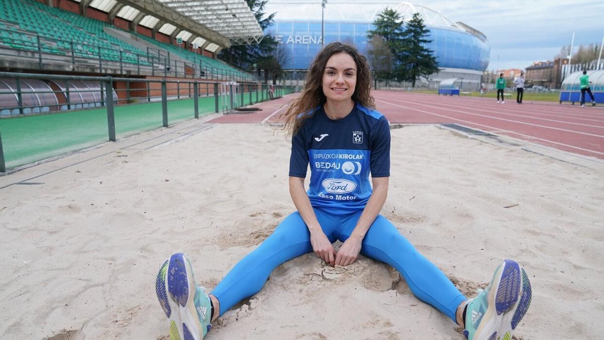 Irati Mitxelena, en el foso de longitud del Miniestadio de Anoeta, donde entrena habitualmente.