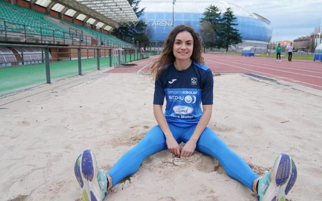 Irati Mitxelena, en el foso de longitud del Miniestadio de Anoeta, donde entrena habitualmente. Irati Mitxelena, en el foso de longitud del Miniestadio de Anoeta, donde entrena habitualmente.