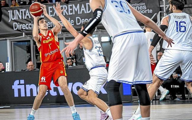 Álex Reyes, durante el partido de ayer ante Italia en Cáceres que supuso su debut como internacional. | FOTO: FEB Álex Reyes, durante el partido de ayer ante Italia en Cáceres que supuso su debut como internacional. | FOTO: FEB
