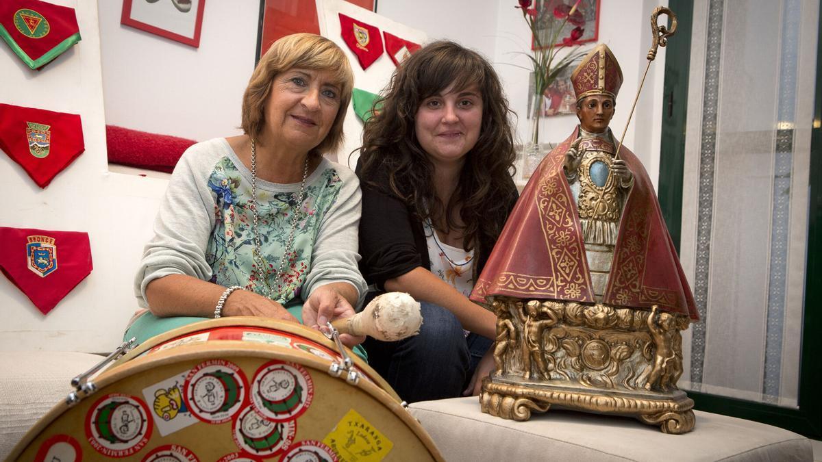 Mariví Esparza y su hija Goizargi Barba, en su casa donde custodian desde hace años la imagen del santo. Foto: Unai Beroiz