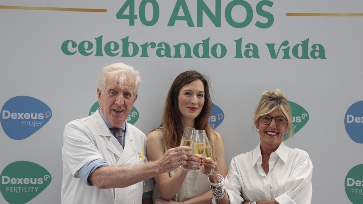 Victoria Anna Perea (c) junto al presidente de la Fundación Dexeus Mujer, Pedro N.Barri (i) y la directora del laboratorio FIV, la Dra Anna Veiga (d).