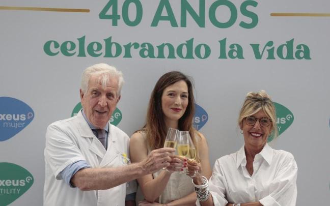 Victoria Anna Perea (c) junto al presidente de la Fundación Dexeus Mujer, Pedro N.Barri (i) y la directora del laboratorio FIV, la Dra Anna Veiga (d).
