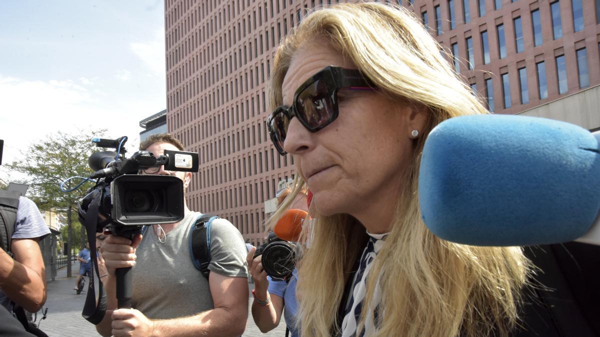 Arantxa Sánchez Vicario sale del juzgado en Barcelona.