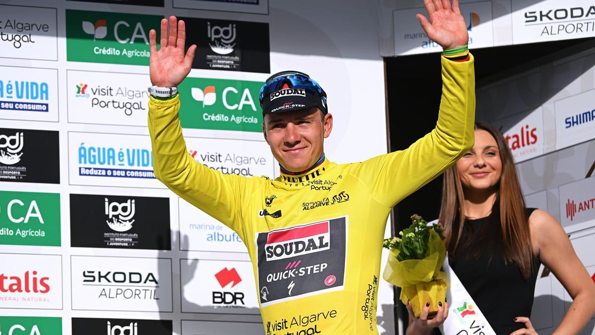 Evenepoel celebra la victoria en la Volta al Algarve.