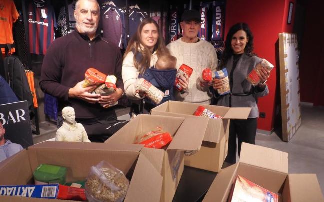 Los ex-jugadores Ramón Campos y Ainhoa Alonso, el vicepresidente de la Fundación SD Eibar, Mikel Larrañaga, y la directora, Arrate Fernández, en el punto de recogida de alimentos de Orsaixan.