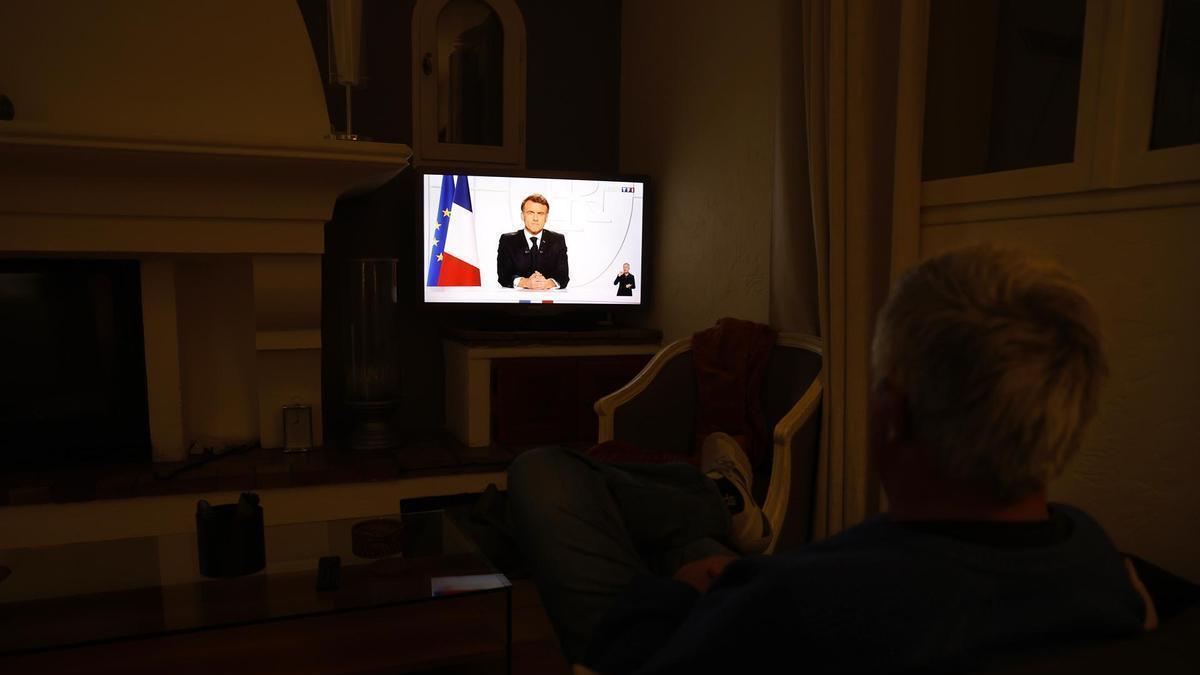 Un ciudadano francés ve el mensaje televisado del presidente de Francia, Emmanuel Macron, acerca de la guerra de Ucrania y el rearme europeo.