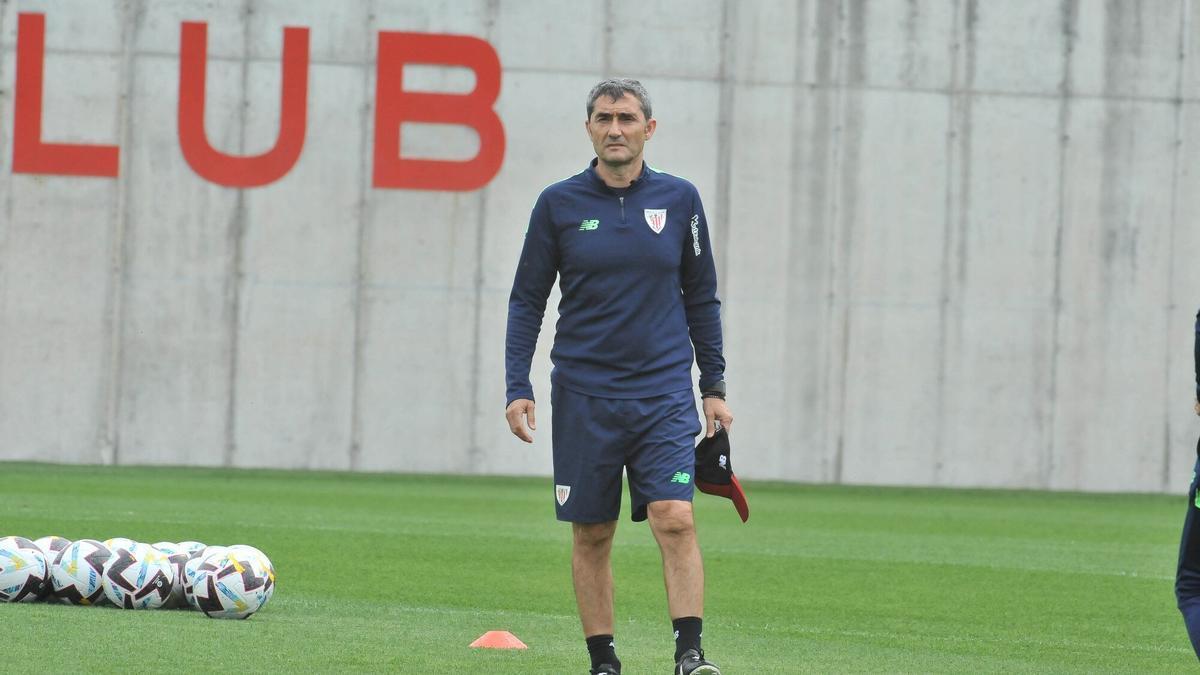 Ernesto Valverde dirige un entrenamiento en Lezama.