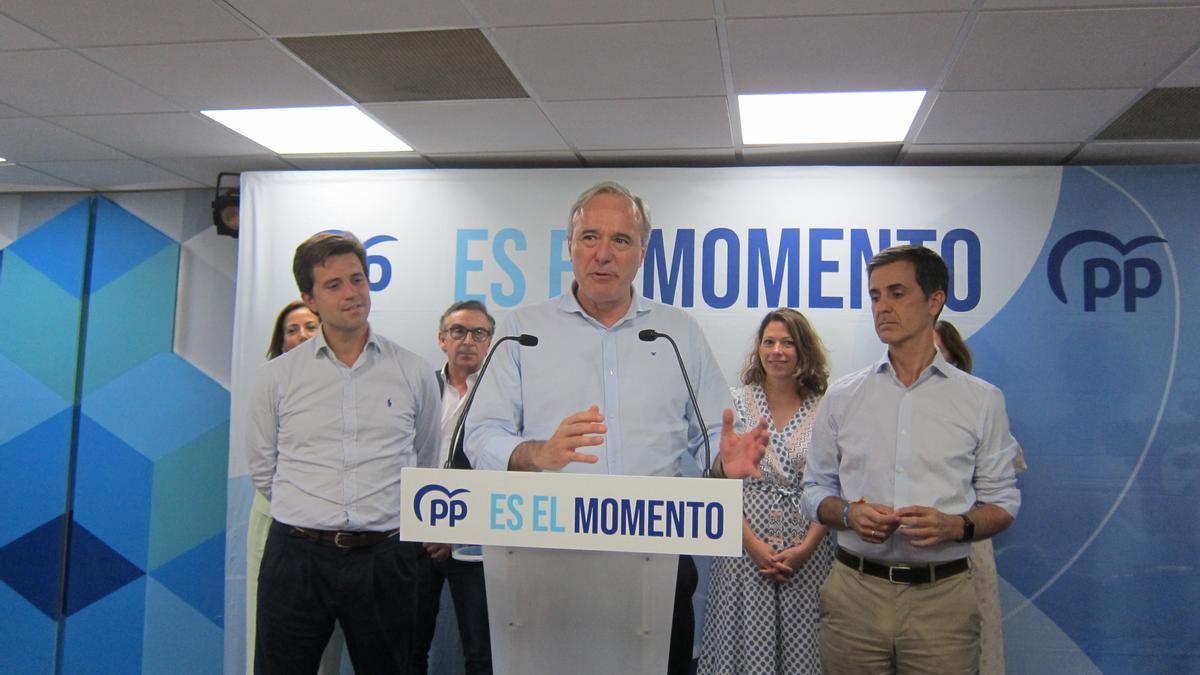 El presidente del PP Aragón, Jorge Azcón, con candidatos y otros miembros del partido.