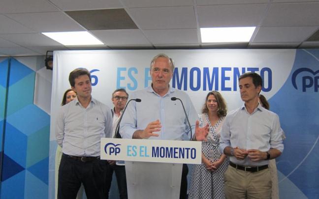 El presidente del PP Aragón, Jorge Azcón, con candidatos y otros miembros del partido.