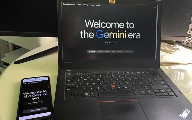 Un ordenador portátil y un teléfono móvil con la IA Gemini de Google.