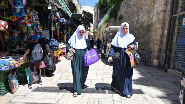 Dos mujeres pasean por Jerusalén.