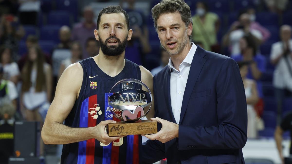 Nikola Mirotic recibe el trofeo de mejor jugador de las finales de manos de Pau Gasol.