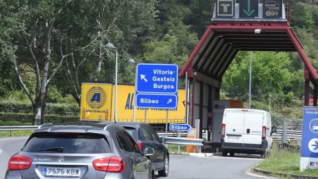 Unos coches se acercan a un peaje en la AP68.