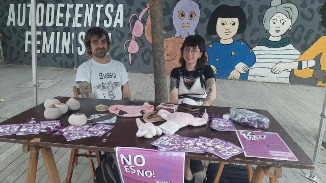 Una pareja atendiendo el Punto Morado de una anterior edición festiva en Amurrio