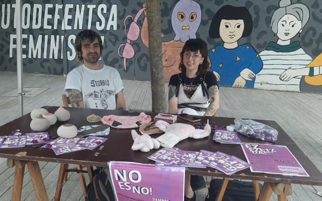 Una pareja atendiendo el Punto Morado de una anterior edición festiva en Amurrio