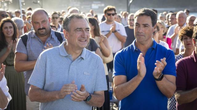 Aitor Esteban y el lehendakari Imanol Pradales, ayer en Zarautz en el acto de inicio del curso político
