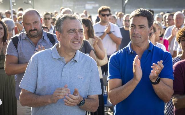 Aitor Esteban y el lehendakari Imanol Pradales, ayer en Zarautz en el acto de inicio del curso político