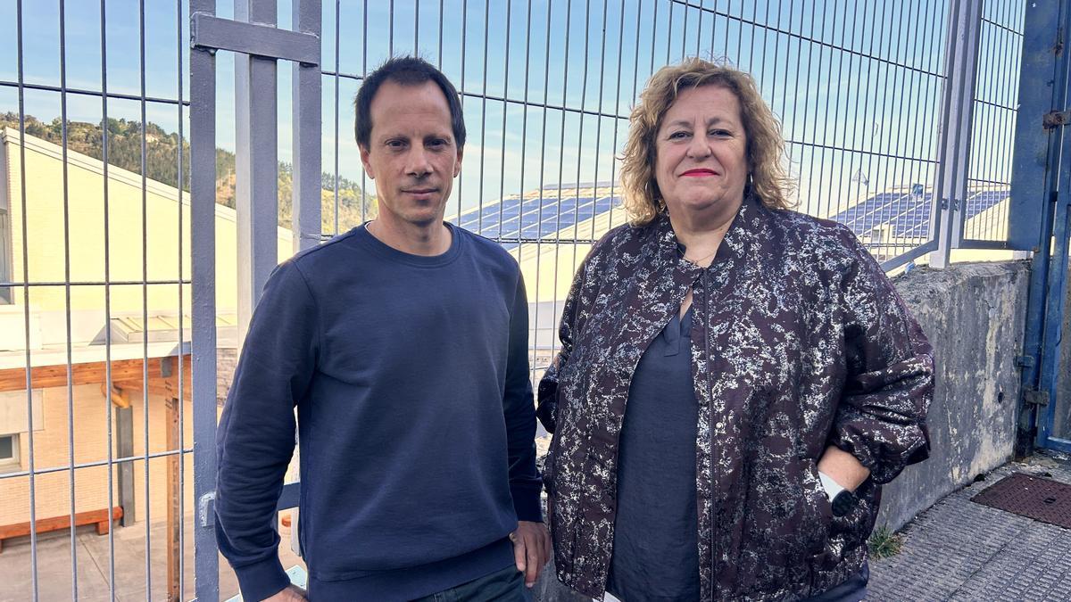 El concejal Jon Riaño y la alcaldesa Alazne Txurruka, durante la presentación de la comunidad energética Tek Deba-Itziar, con los paneles instalados en Luzako Ikastetxea al fondo.