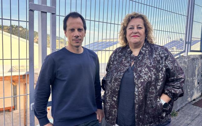 El concejal Jon Riaño y la alcaldesa Alazne Txurruka, durante la presentación de la comunidad energética Tek Deba-Itziar, con los paneles instalados en Luzako Ikastetxea al fondo.