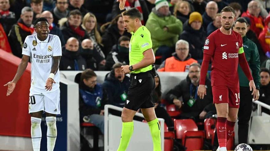 Kovacs amonesta a Vinicius durante el reciente Liverpool-Real Madrid.