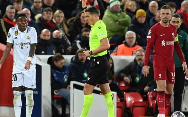 Kovacs amonesta a Vinicius durante el reciente Liverpool-Real Madrid.
