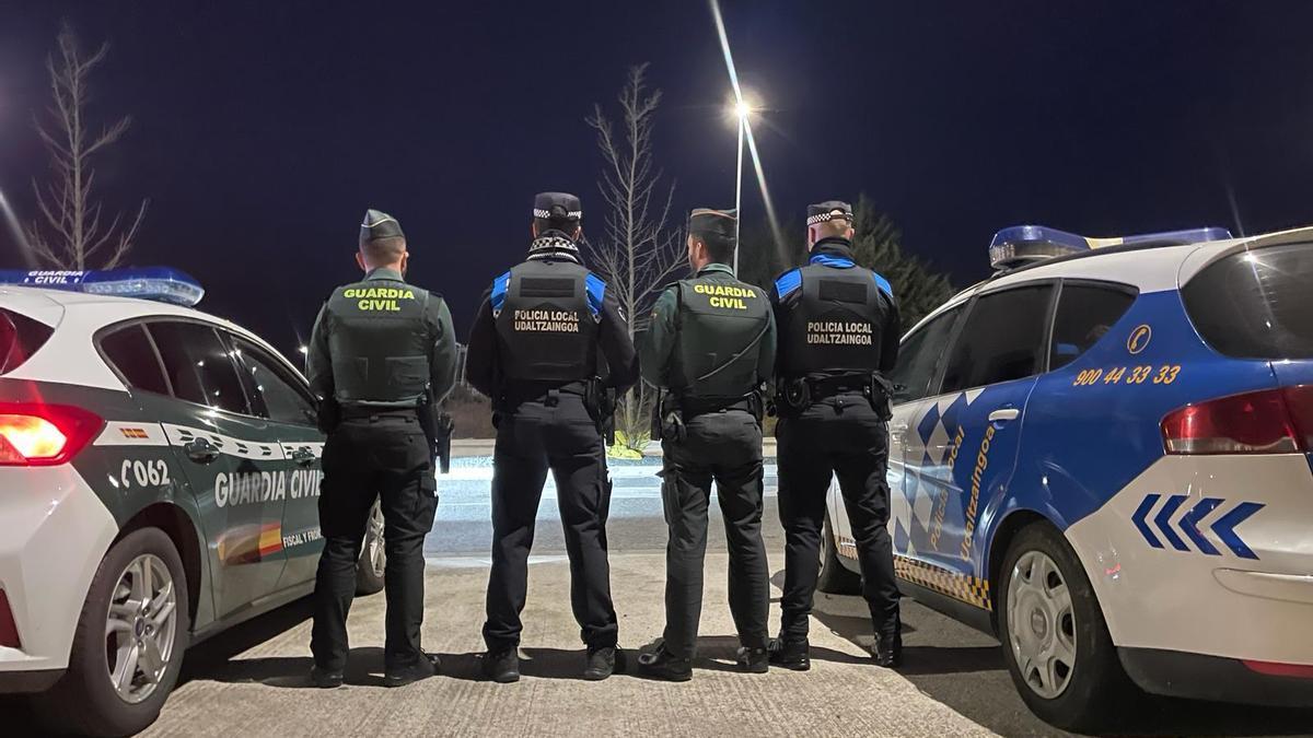 Agentes de Policía Local de Egües y Guardia Civil. CEDIDA