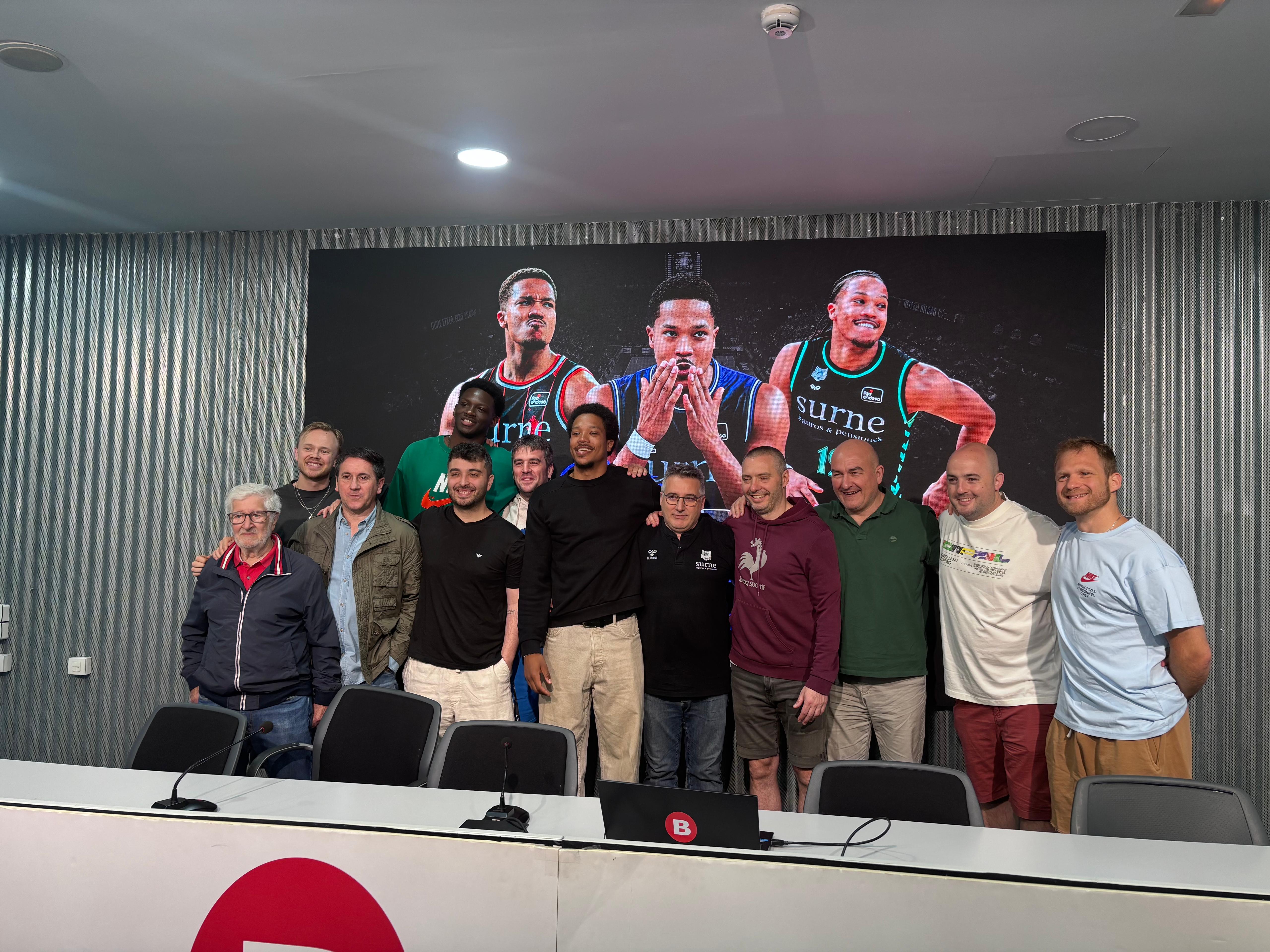 Foto de familia la que ha dejado la despedida de Pantzar tras tres años en Bilbao