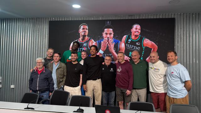 Foto de familia la que ha dejado la despedida de Pantzar tras tres años en Bilbao