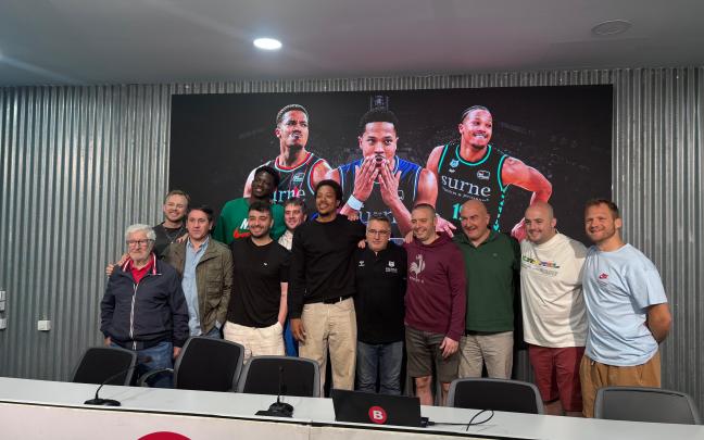 Foto de familia la que ha dejado la despedida de Pantzar tras tres años en Bilbao