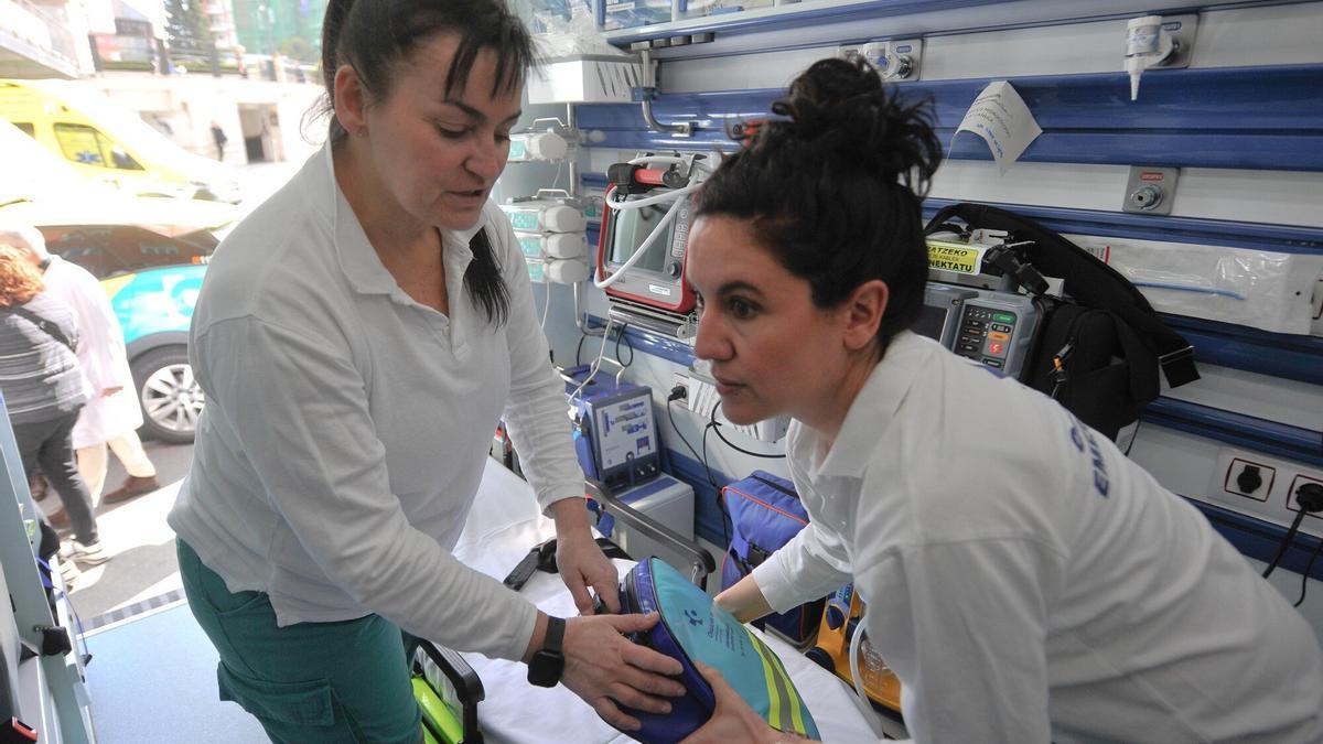 Olga Artiñano y Amaia García, en acción en la ambulancia.