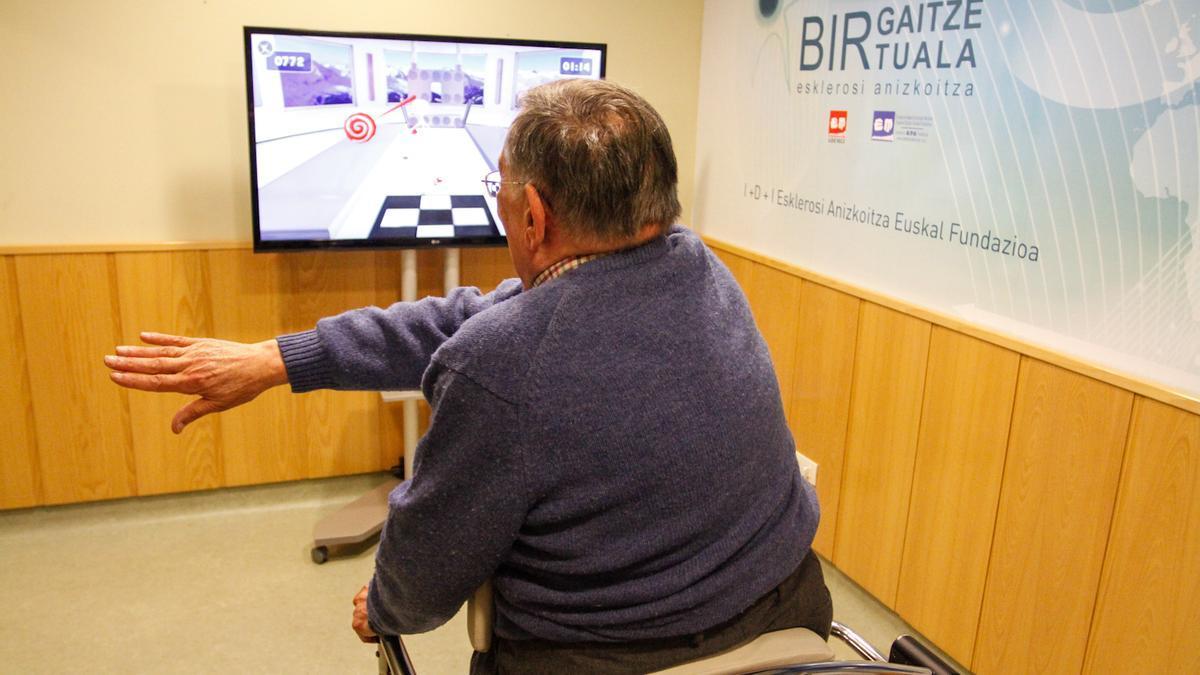 Una persona con esclerosis múltiple realiza ejercicios de rehabilitación.