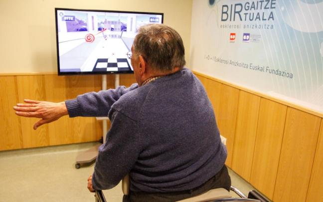 Una persona con esclerosis múltiple realiza ejercicios de rehabilitación.