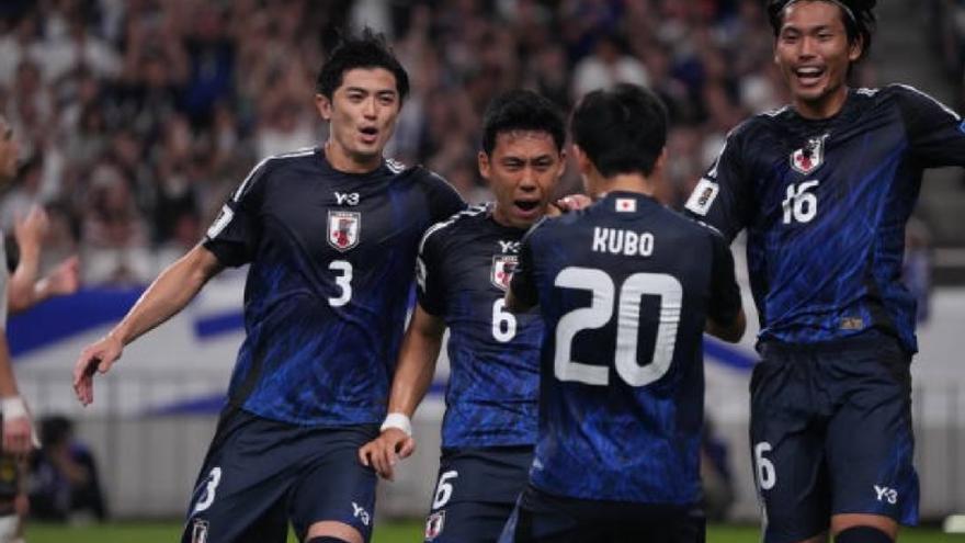 Endo corre a agradecer a Kubo la asistencia del txuri-urdin para el momentáneo 1-0 contra China. / JFA