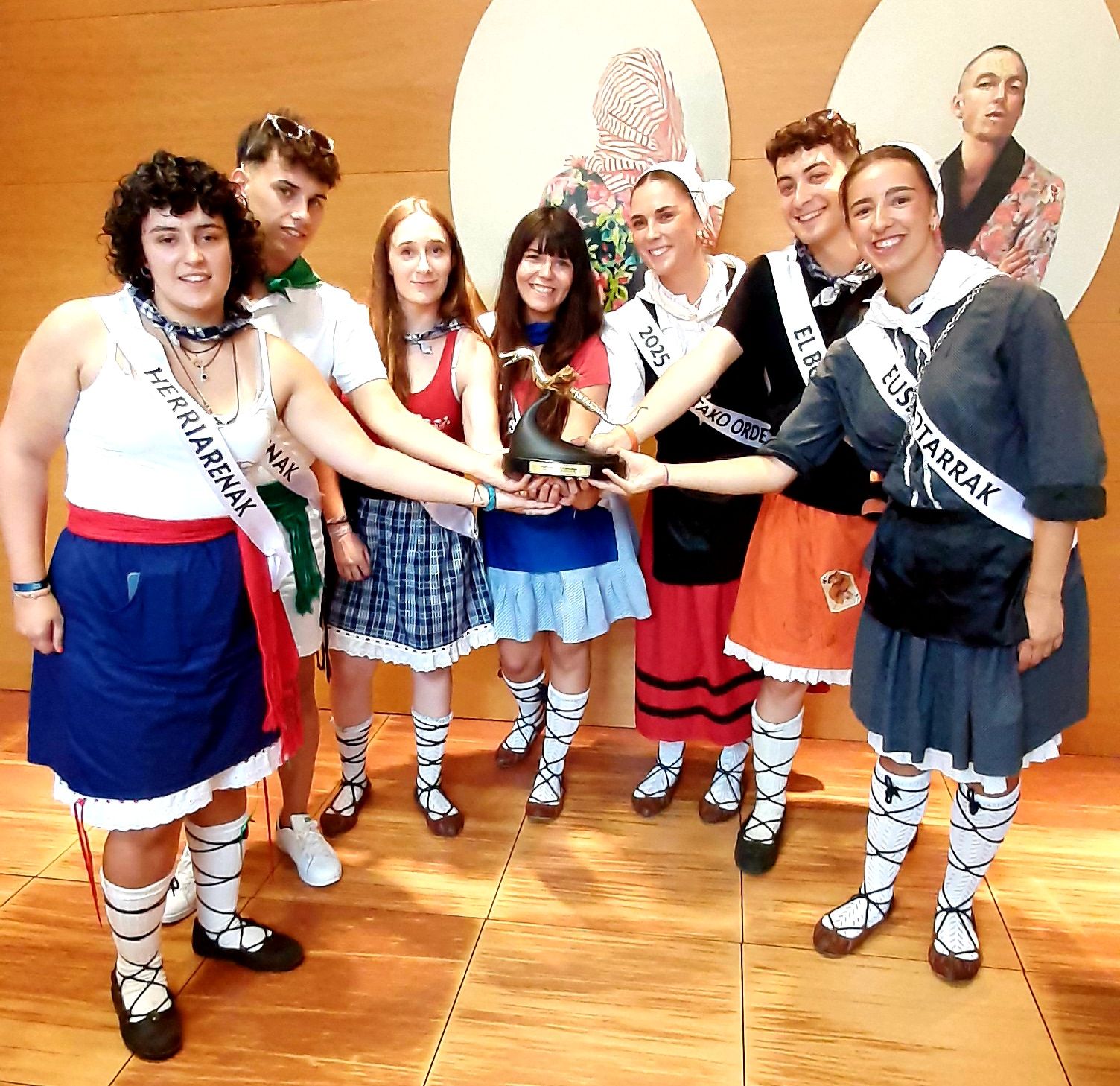 Los representantes de las Cuadrillas posan con el codiciado Iguarrako de Oro