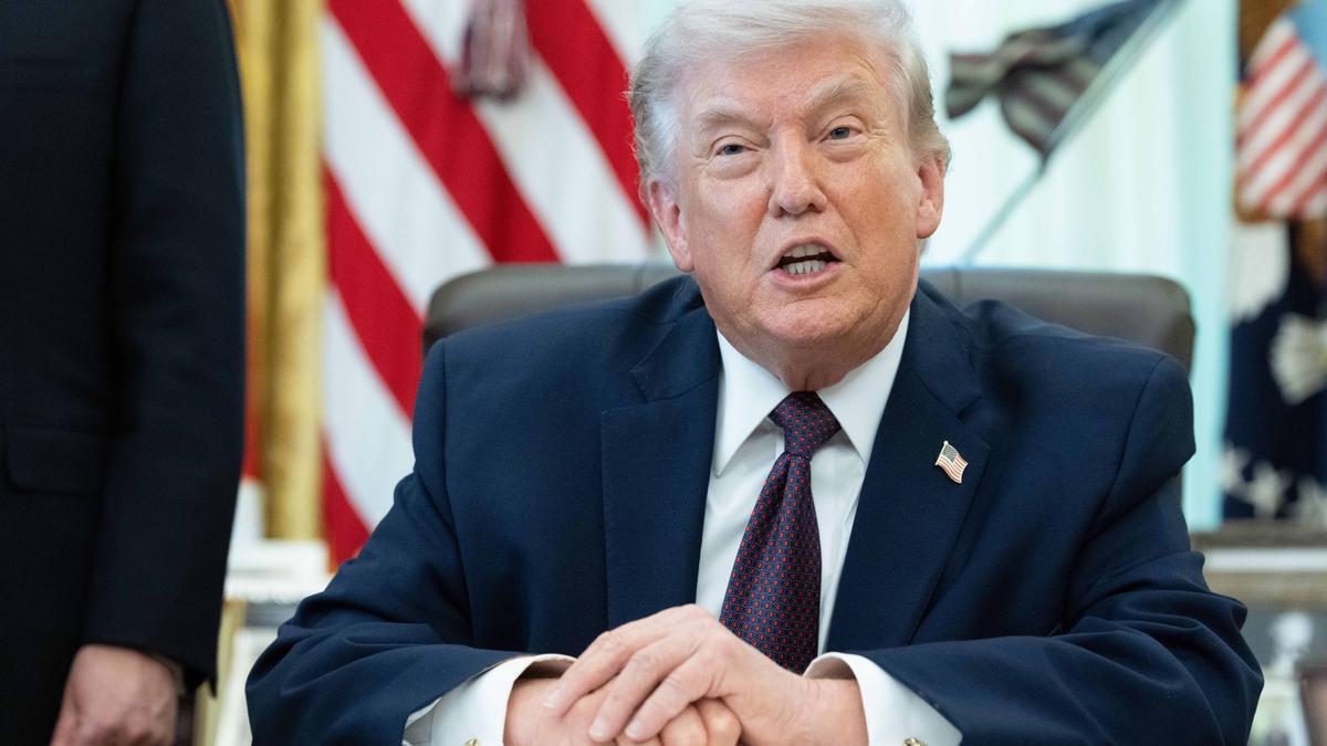 El presidente de EE.UU., Donald Trump, durante un acto de firma de un decreto presidencial en el Despacho Oval de la Casa Blanca.