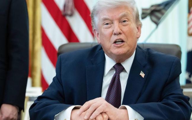 El presidente de EE.UU., Donald Trump, durante un acto de firma de un decreto presidencial en el Despacho Oval de la Casa Blanca.