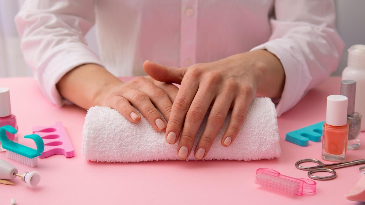 Una mujer se hace la manicura en un centro de estética.