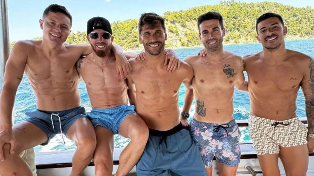 Ander Herrera, Fernando Llorente, Markel Susaeta y Yuri Berchiche en un barco en Grecia.