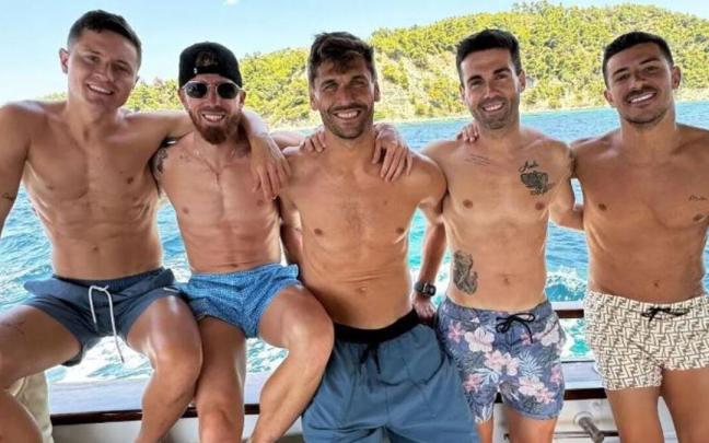 Ander Herrera, Fernando Llorente, Markel Susaeta y Yuri Berchiche en un barco en Grecia. / Amaia Diez Lucas Ander Herrera, Fernando Llorente, Markel Susaeta y Yuri Berchiche en un barco en Grecia.