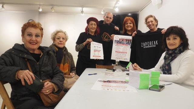 Voluntarios de Zaporeak en el encuentro que tuvo lugar en el Hogar del Jubilado de Untzaga para el reparto de las rifas y la presentación de las camisetas.