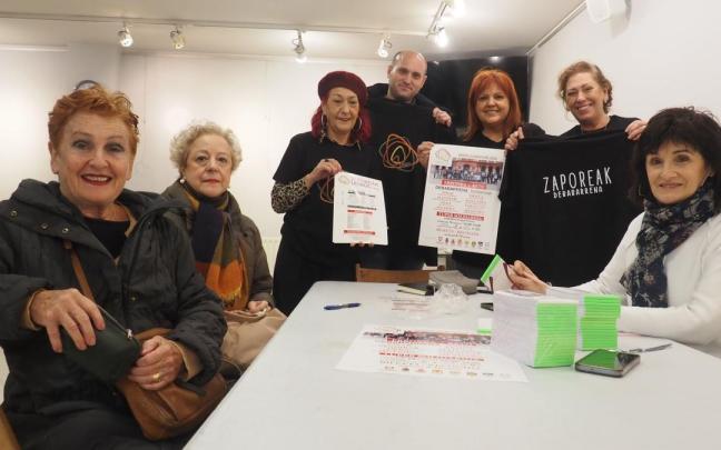 Voluntarios de Zaporeak en el encuentro que tuvo lugar en el Hogar del Jubilado de Untzaga para el reparto de las rifas y la presentación de las camisetas.