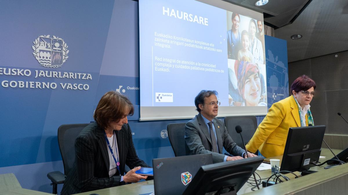 Responsables de Osakidetza durante de la presentación de HaurSare.