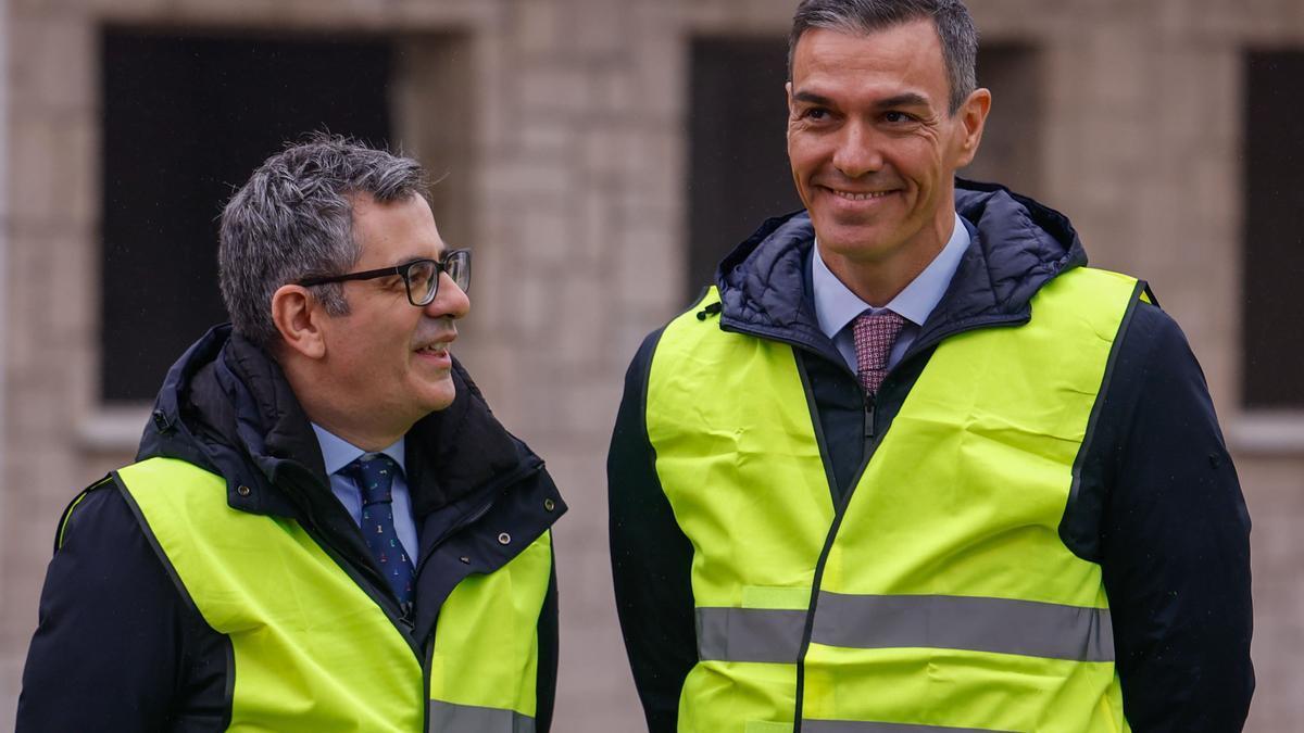 Sánchez, junto a Bolaños durante su visita a los trabajos de demolición del acuartelamiento de Campamento en Madrid