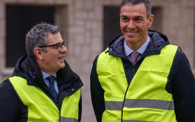 Sánchez, junto a Bolaños durante su visita a los trabajos de demolición del acuartelamiento de Campamento en Madrid