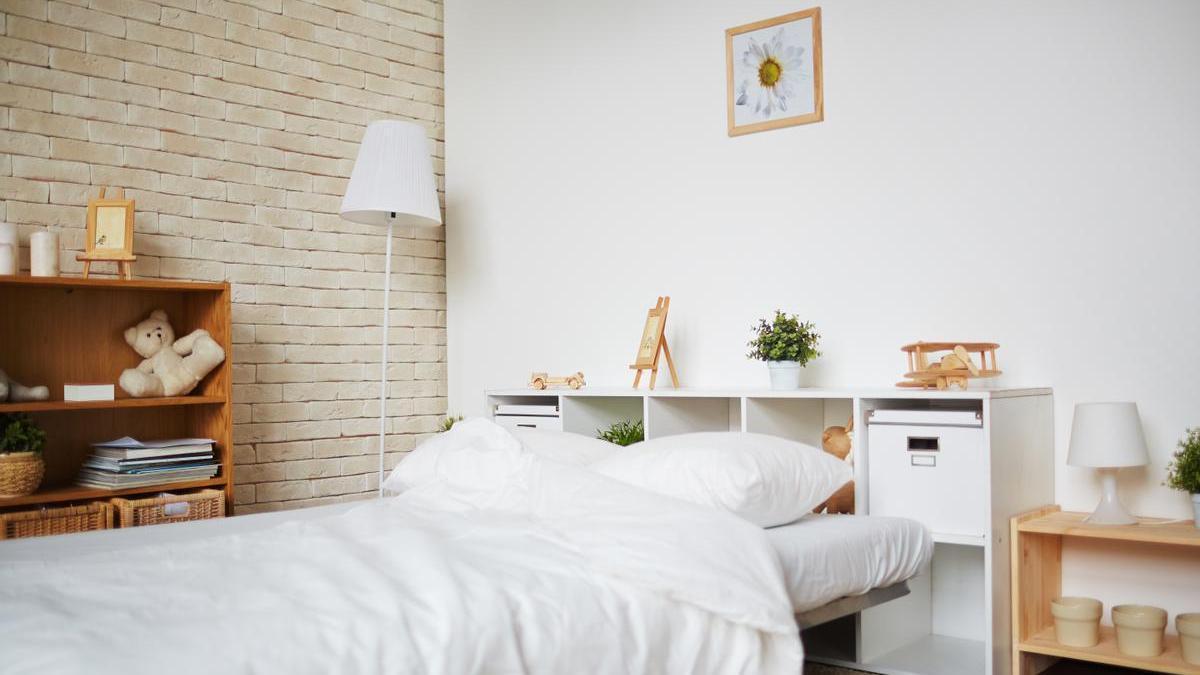 Habitación pequeña con varios espacios de almacenaje