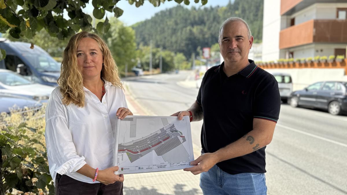 La alcaldesa Maider Morras y el edil Kepa Urteaga en el tramo de Araba Etorbidea que rematará su reurbanización.