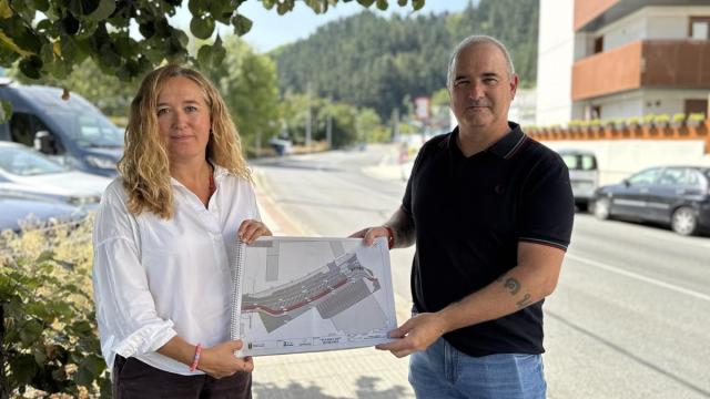 La alcaldesa Maider Morras y el edil Kepa Urteaga en el tramo de Araba Etorbidea que rematará su reurbanización.